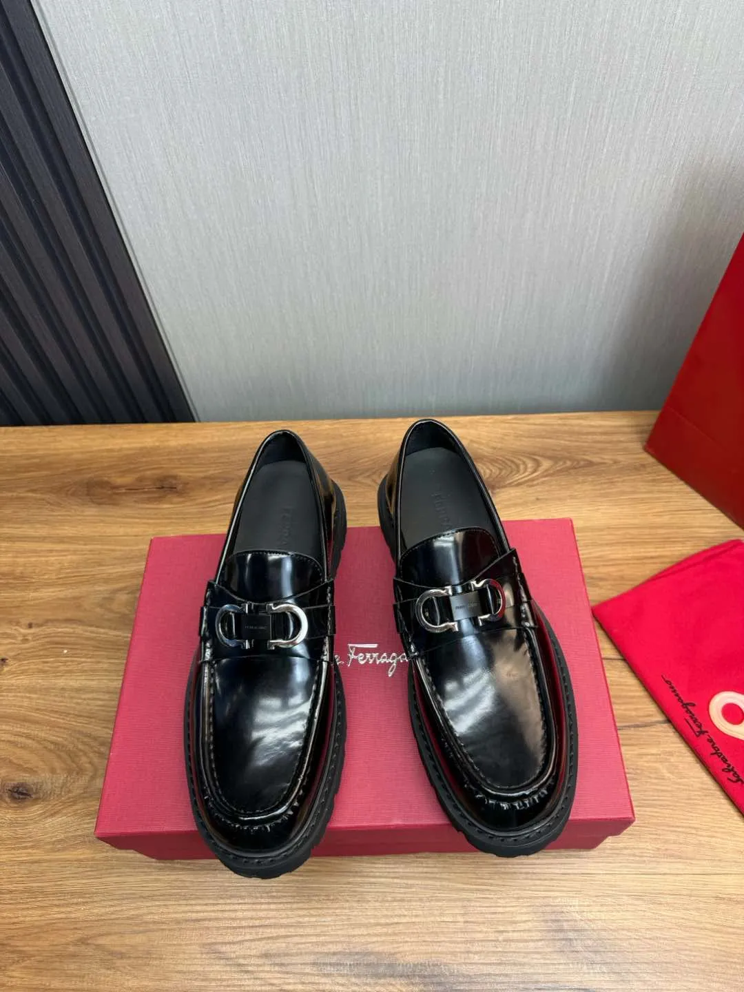 Men's shoes 💰880💰 Ferragamo. [Ferragamo] men's thick-soled loafers, the latest hot style, 1:1 original purchase quality, top quality, imported open-edge beaded cowhide leather on the upper, hand-made three-dimensional stitching highlights the round toe design, the inner foot pads are all imported cowhide, with original lightweight foam outsole, matching code 39-44, (38, 45 custom-made, non-refundable)